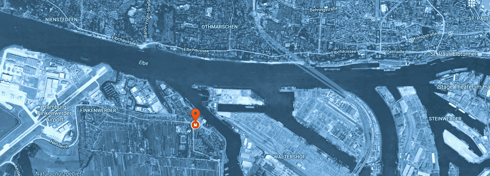 Eine bläulich eingefärbte Luftaufnahme der Elbe, die den Abschnitt von den Landungsbrücken bis Nienstedten zeigt. Der Standort der Yachtschule Eichler ist mit einer rötlichen Markierung gekennzeichnet.